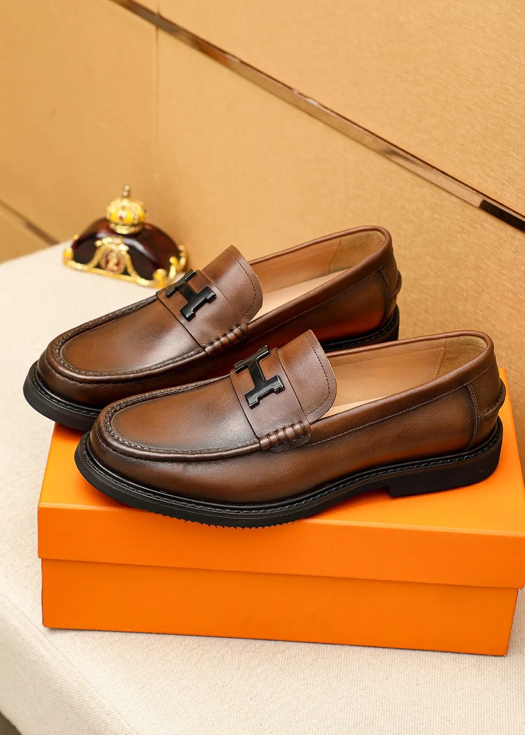 Men's shoes 💰442 💐 Product trademark: HERMES "Hermès" fashionable casual leather shoes Regular size: 38-44 (45🉑️customized) Product materials: Selected imported first-layer calfskin upper + classic hardware buckle, imported cowhide leather lining. Strong three-dimensional visual effect, original outsole color: 2 colors available